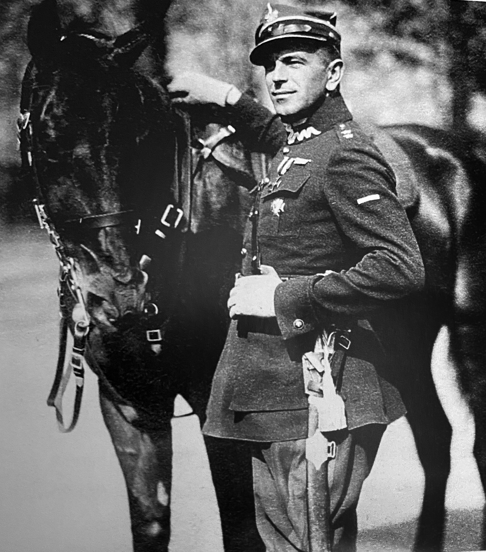 Ułan z koniem — archiwalne zdjęcie związane z historią dawnych koszar